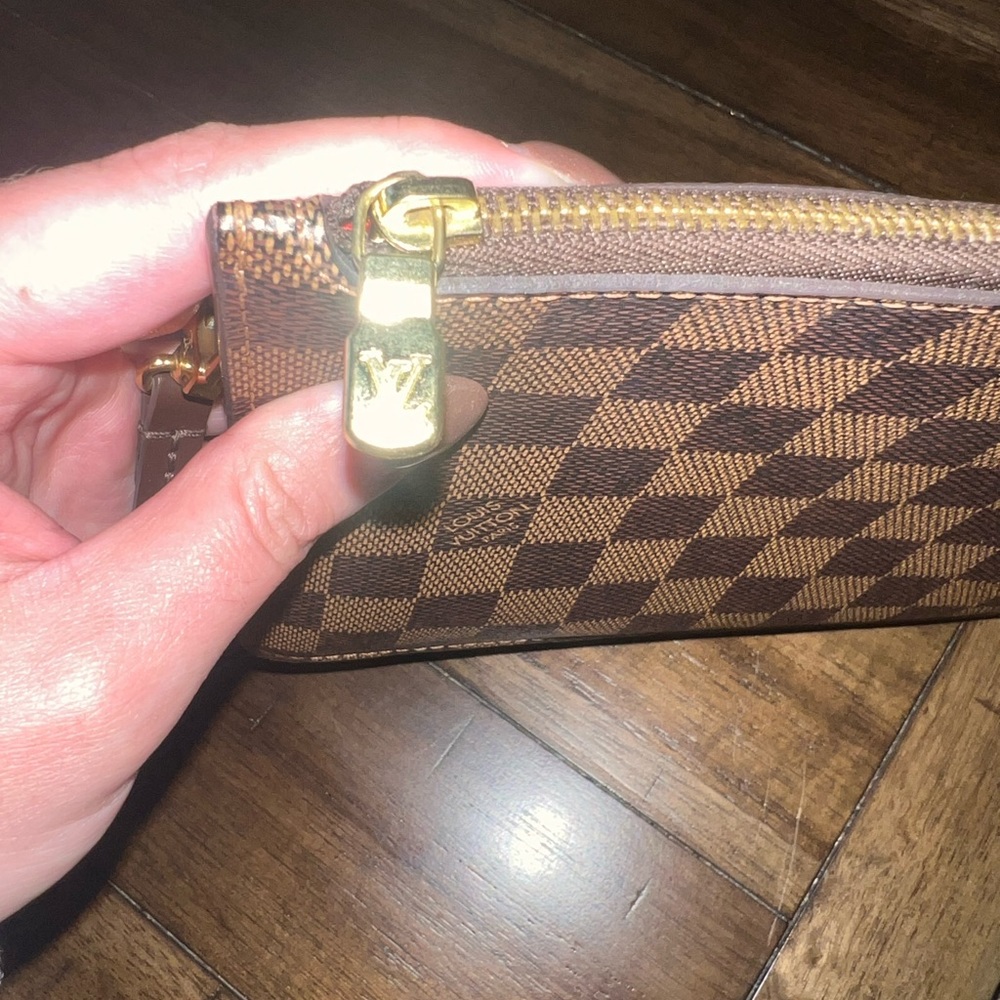 Louis Vuitton - Picture 5 of 6